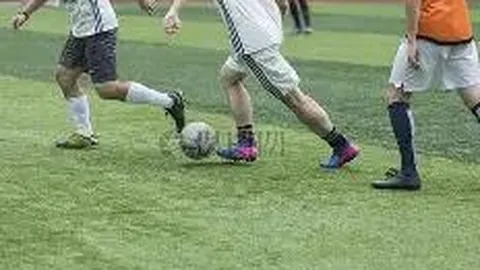 刘德华参加父亲告别仪式，搭乘保姆车抵达，双手紧握全程